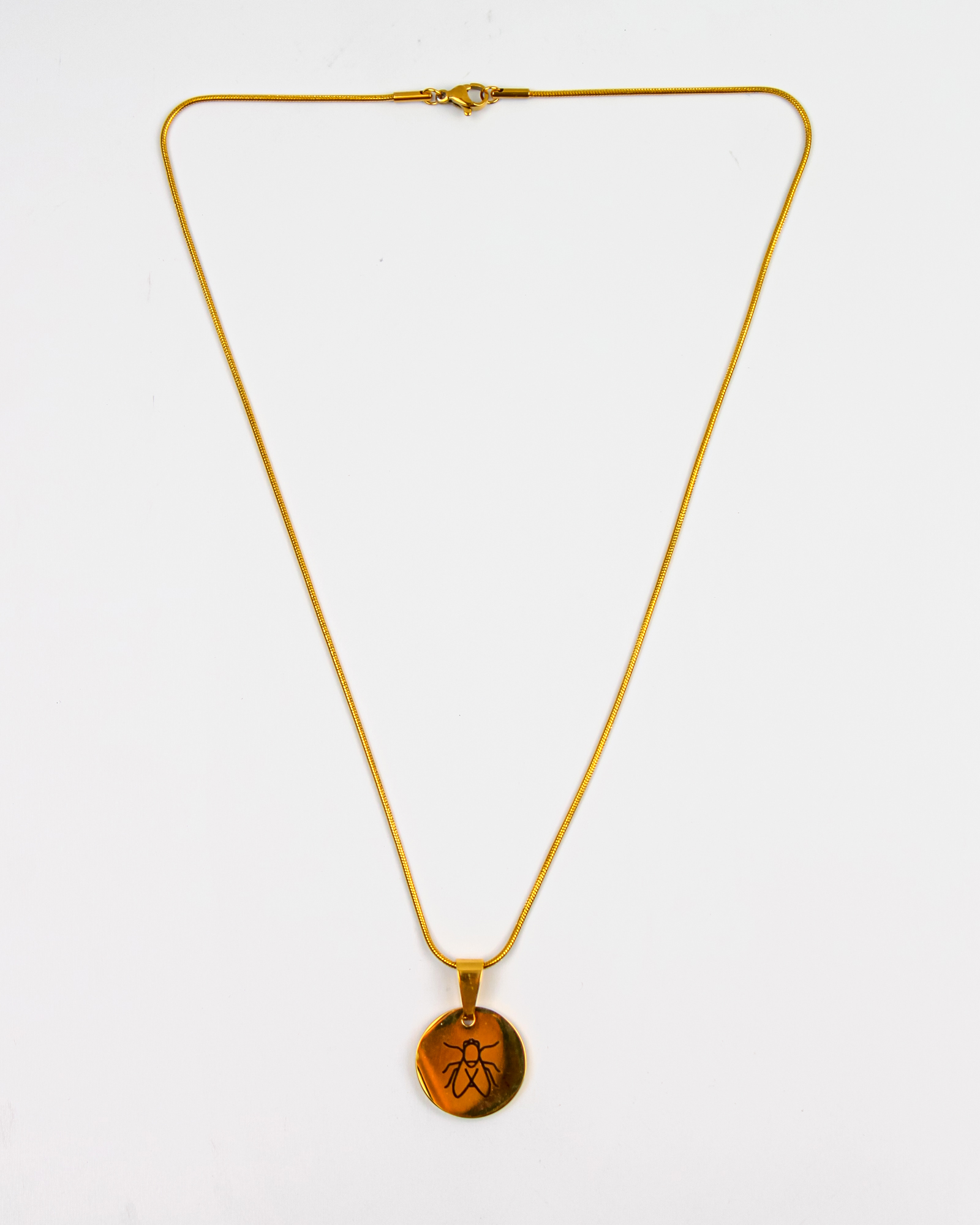 Collar tipo medalla en color oro de Tábano Store