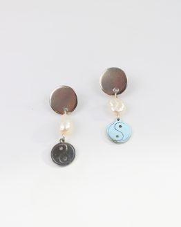 Pendientes unisex de acero inoxidable y perla natural con abalorio yin yang de Tábano Store