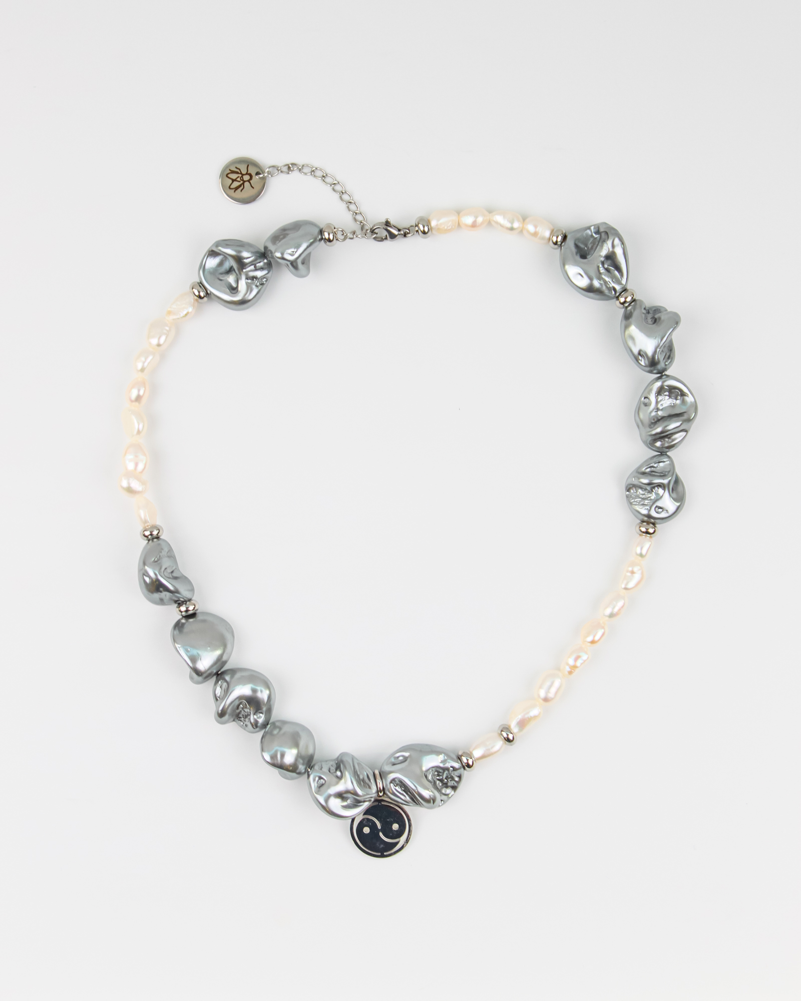 Collar yin yang de perlas en color plata Tábano Store