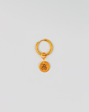 Aro de acero en color oro con medalla mosca de Tábano Store