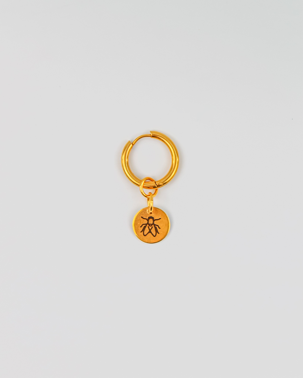 Aro de acero en color oro con medalla mosca de Tábano Store
