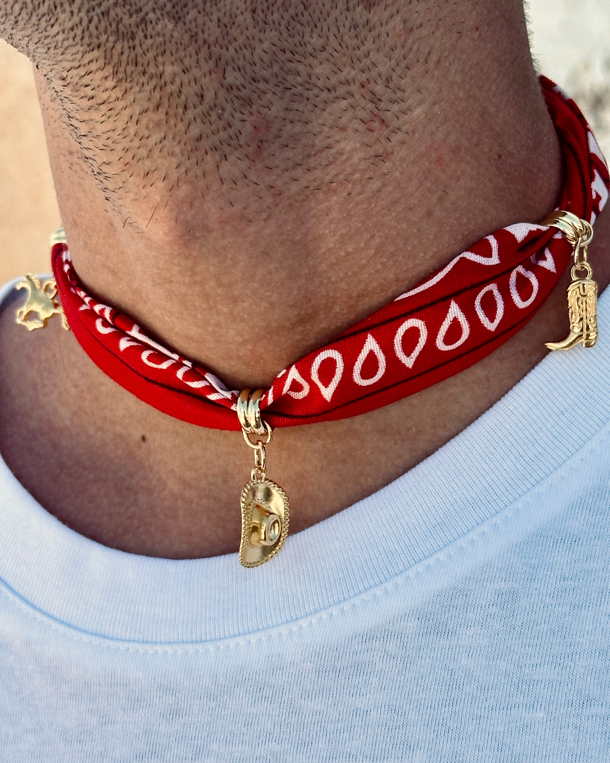 Bandana roja de paisley con abalorios cowboy de Tábano Store